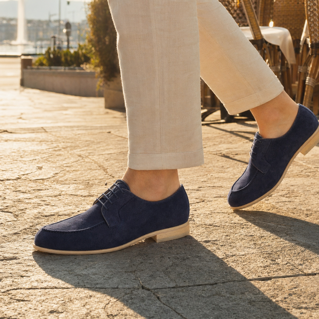 Chaussures bleues en daim marchant au soleil