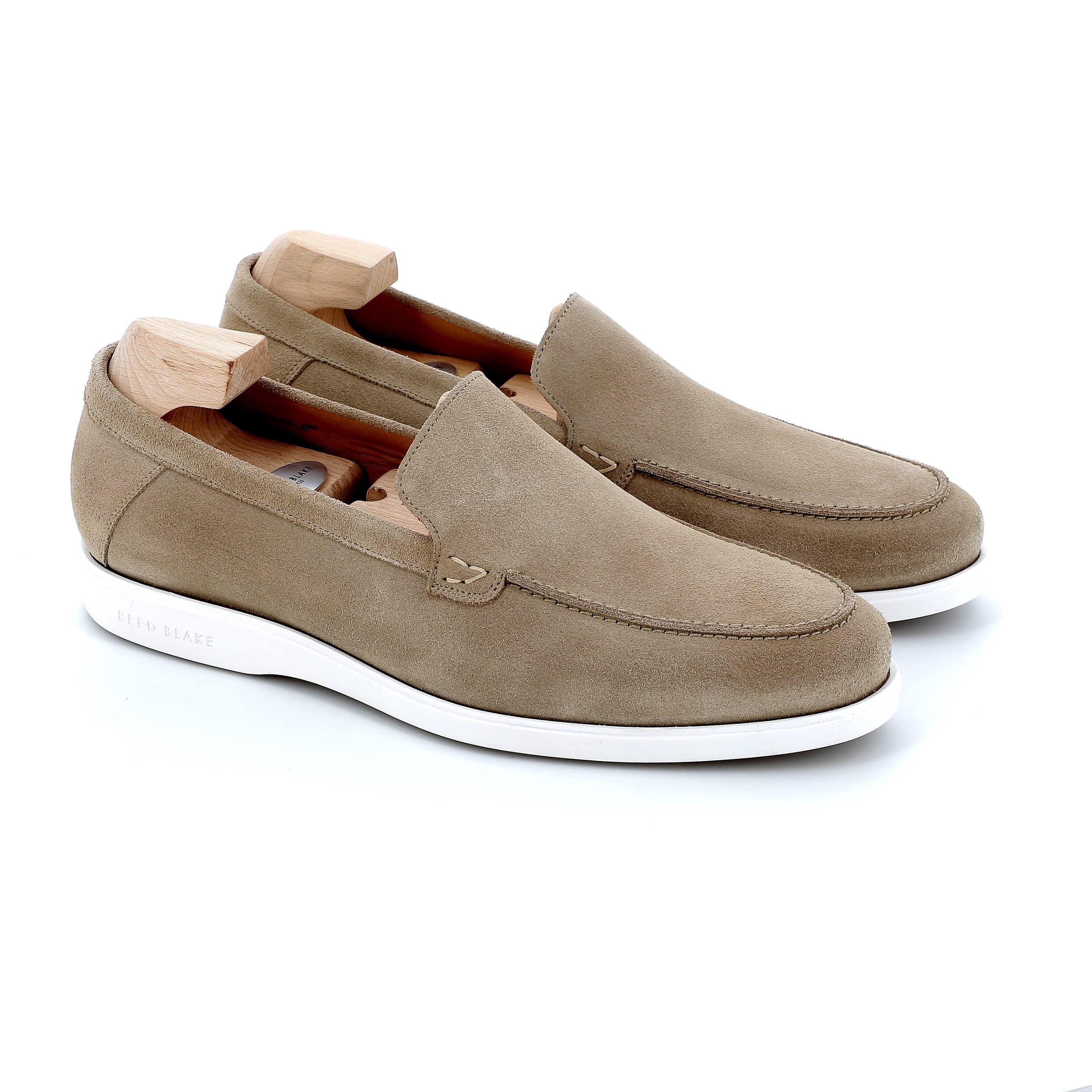 Mocassins homme en daim beige.