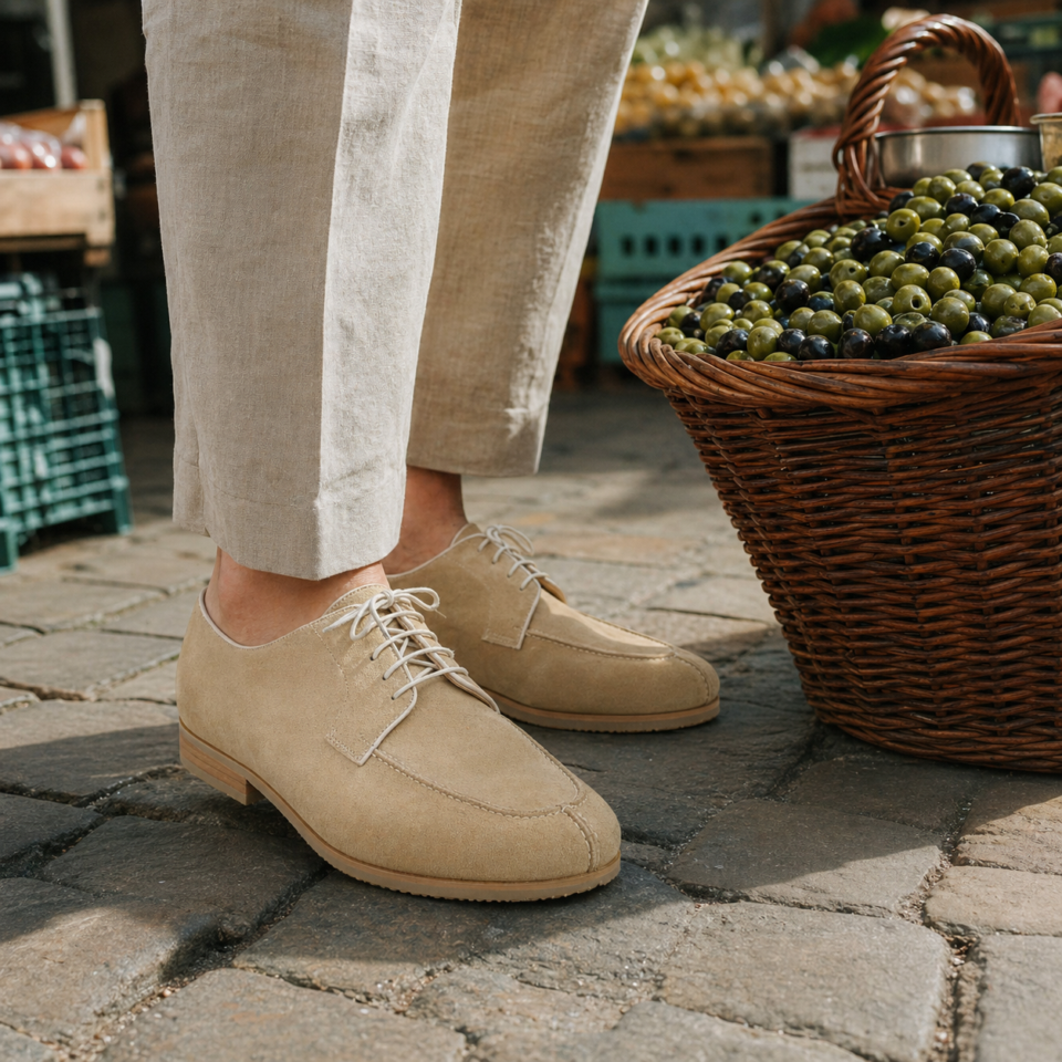 Chaussures beiges près d’un panier d’olives