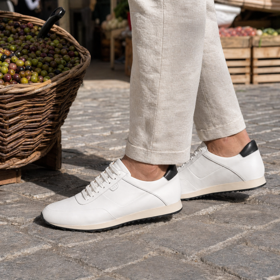 Baskets blanches portées sur pavés au marché
