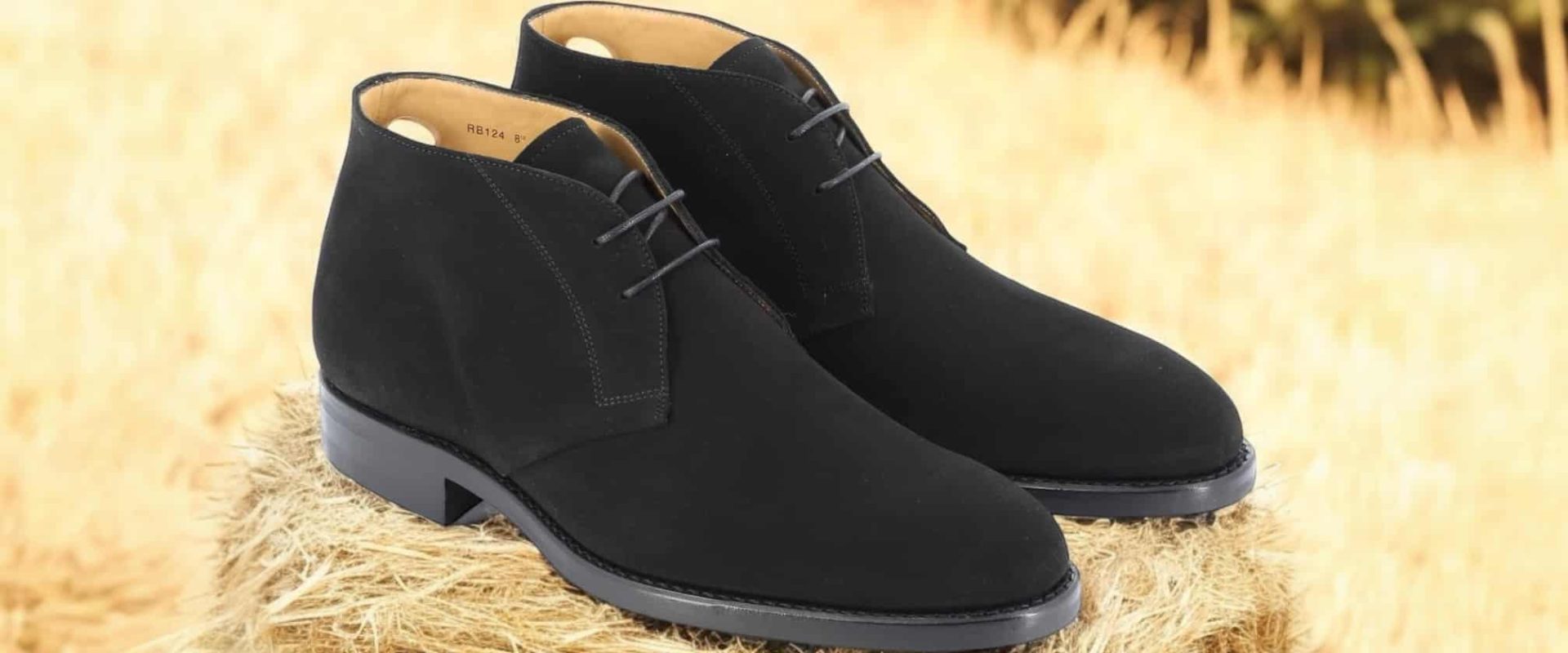 Chaussures noires sur botte de foin
