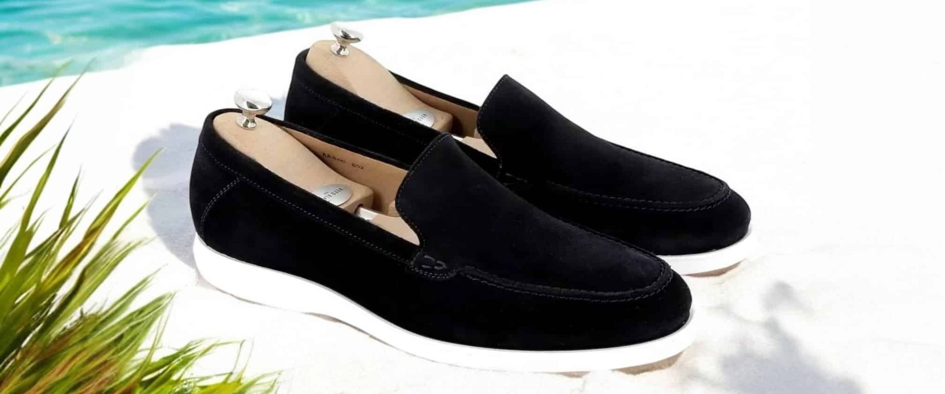 Chaussures noires élégantes près d'une piscine