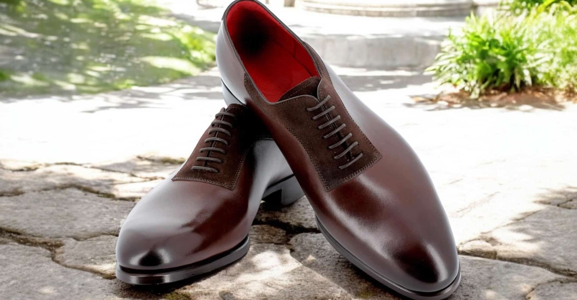 Chaussures marron élégantes sur fond de jardin