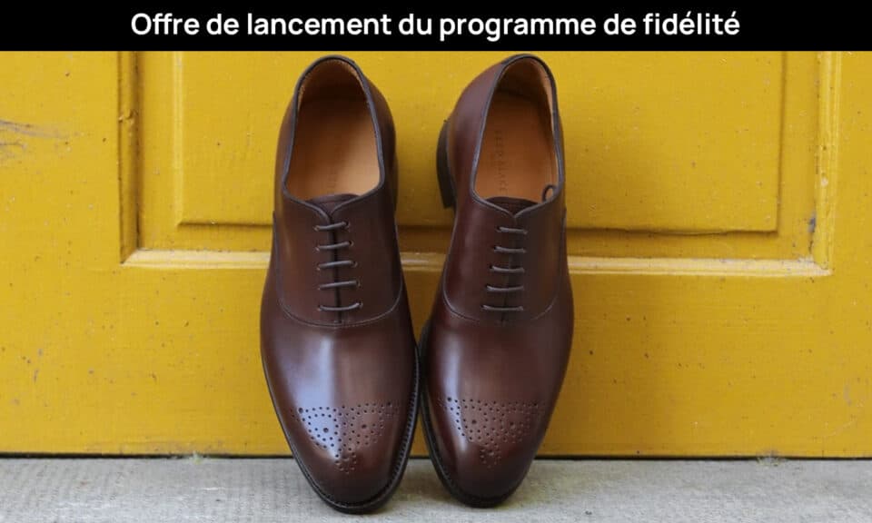 Paire de chaussures élégantes devant porte jaune