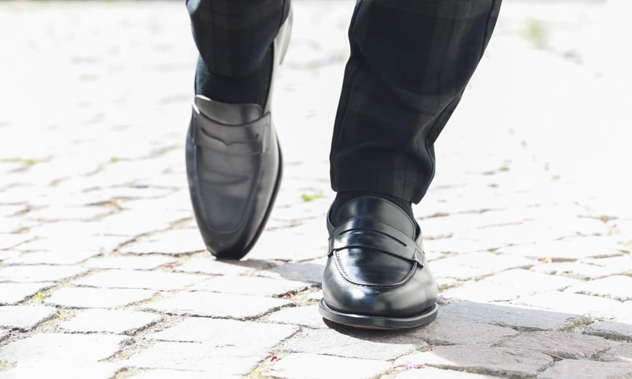 Chaussures en cuir noir sur pavés