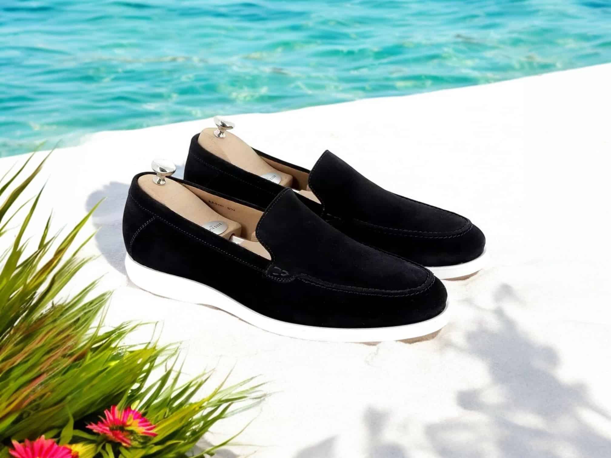 Chaussures noires élégantes près d'une piscine