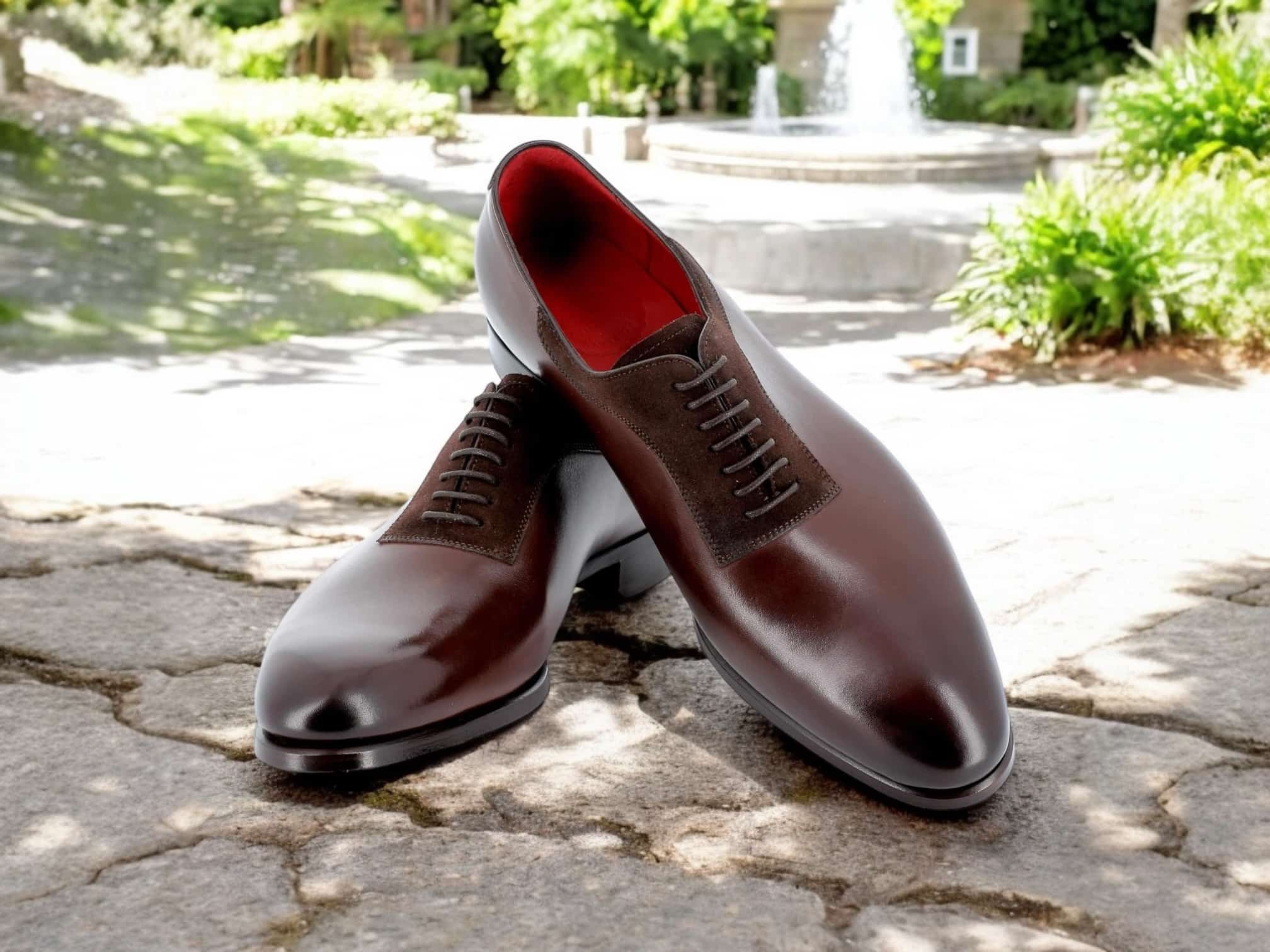 Chaussures marron élégantes sur fond de jardin