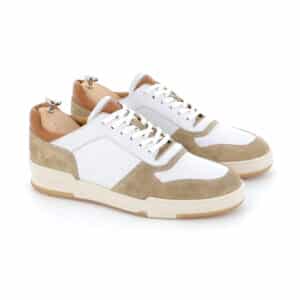 Baskets blanches et beiges en cuir et daim.